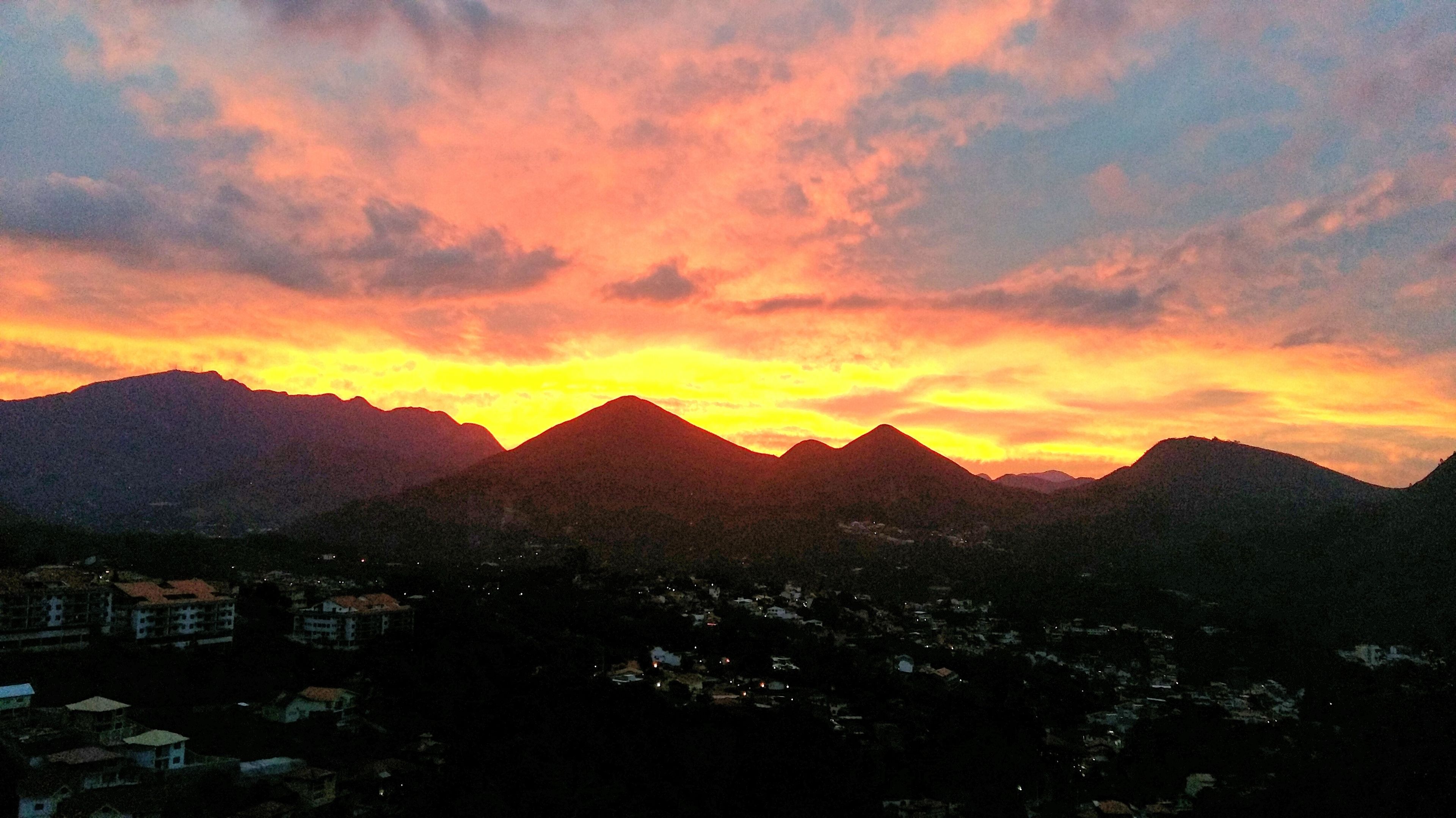 Un paysage montagneux au coucher du soleil.