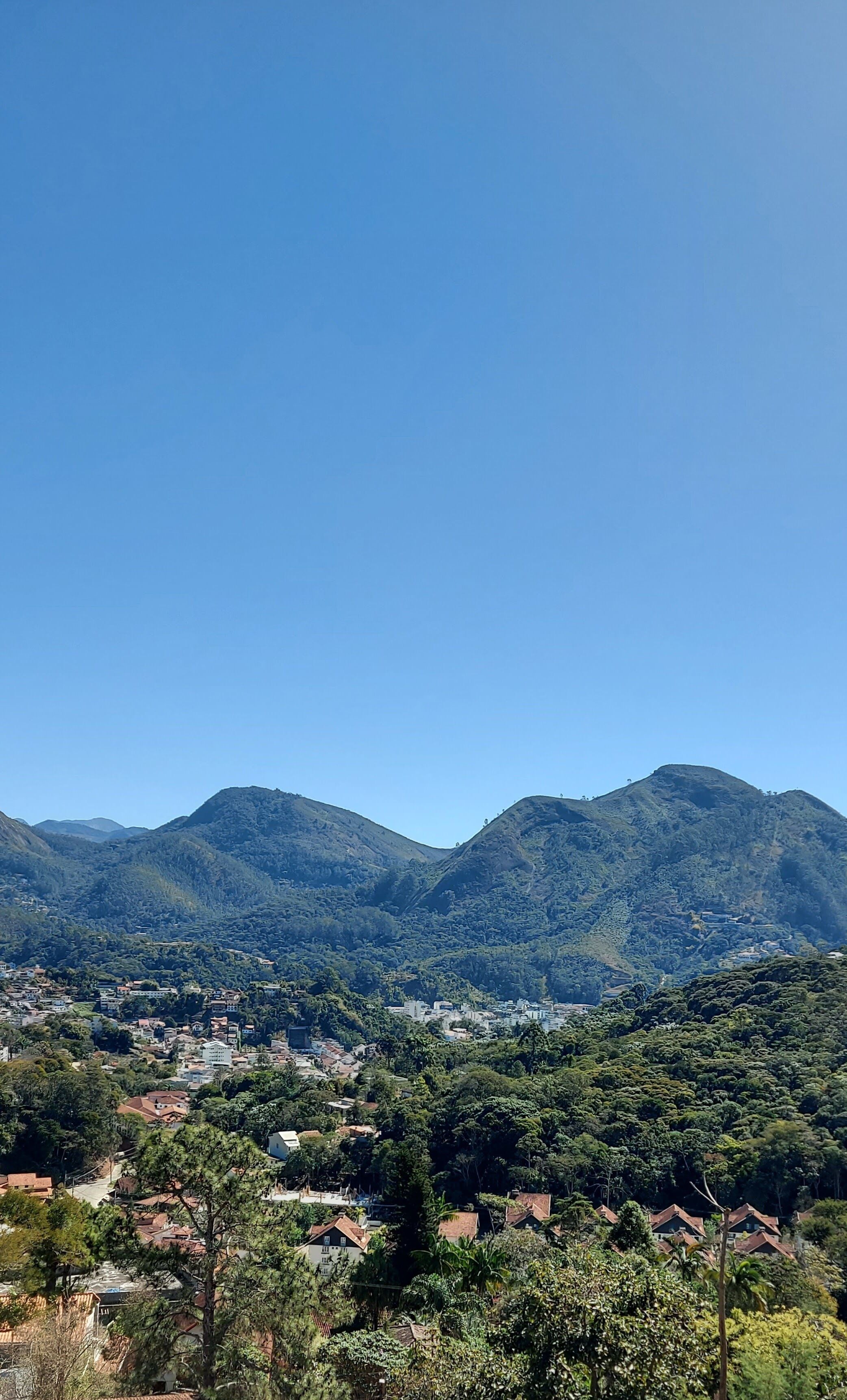 Eine gebirgige Landschaft mit einer Stadt, eingebettet in ein Tal.