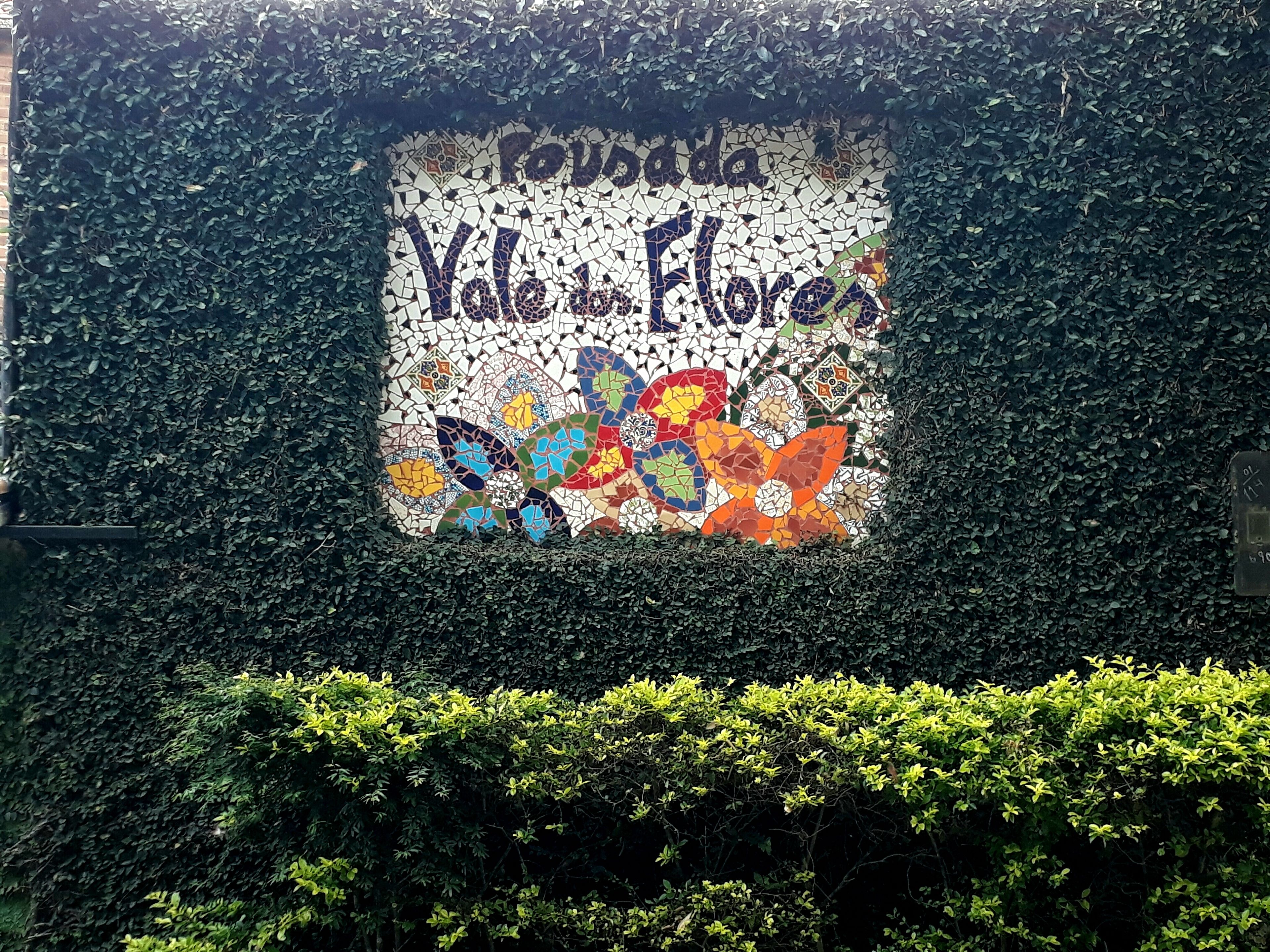 Un muro in mosaico con il testo "Yale & Florence" e un disegno raffigurante una farfalla.