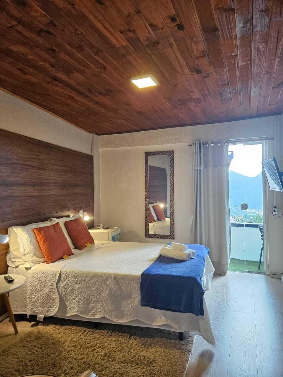 Habitació doble superior, balcó, vistes al turó | Planxa i posts de planxar, wifi gratuïta i roba de llit 