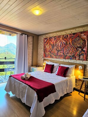 Superior kamer, balkon, uitzicht op heuvels | Een strijkplank/strijkijzer, gratis wifi, beddengoed