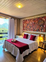 Habitación superior, balcón, vistas a la colina | Tabla de planchar con plancha, wifi gratis, ropa de cama