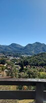 Un paisaje montañoso con un pueblo en el valle.