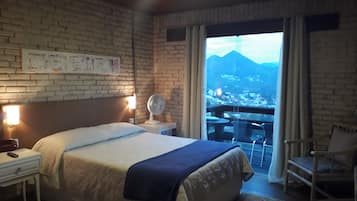 1 habitación, tabla de planchar con plancha, wifi gratis y ropa de cama