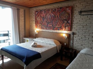 Suite superior, balcón, vistas a la colina | Tabla de planchar con plancha, wifi gratis, ropa de cama