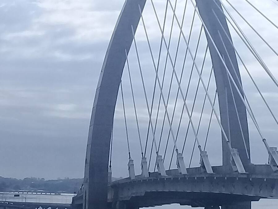 Un puente con un diseño de arco distintivo y múltiples cables.