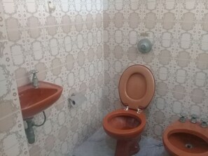 Shower, rainfall showerhead, free toiletries, towels