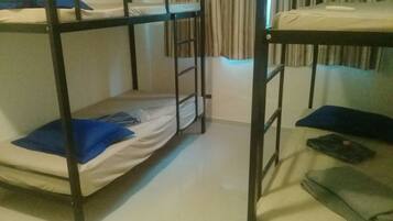 1 habitación, cortinas blackout y tabla de planchar con plancha