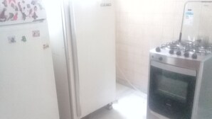 Eine Küche mit Kühlschrank und Herd.