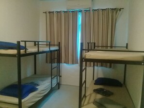 Pimennysverhot, silitysrauta/-lauta, ilmainen Wi-Fi, vuodevaatteet