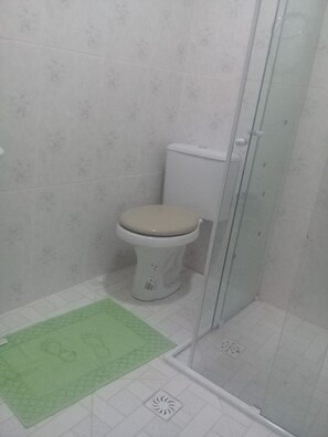Shower, rainfall showerhead, free toiletries, towels - Hostel Residential Inn (Rio de Janeiro)