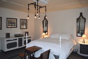 Classic Room, 1 Queen Bed, Non Smoking | Desk, free WiFi, bed sheets - The Deers Head Inn (Elizabethtown)