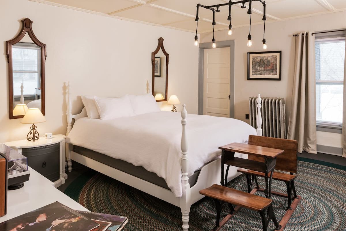 Classic Room, 1 Queen Bed, Non Smoking | Desk, WiFi (free), bed sheets