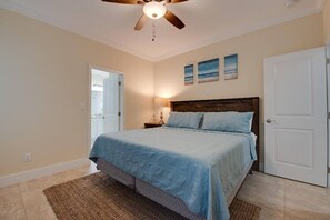 4 habitaciones, escritorio y tabla de planchar con plancha 