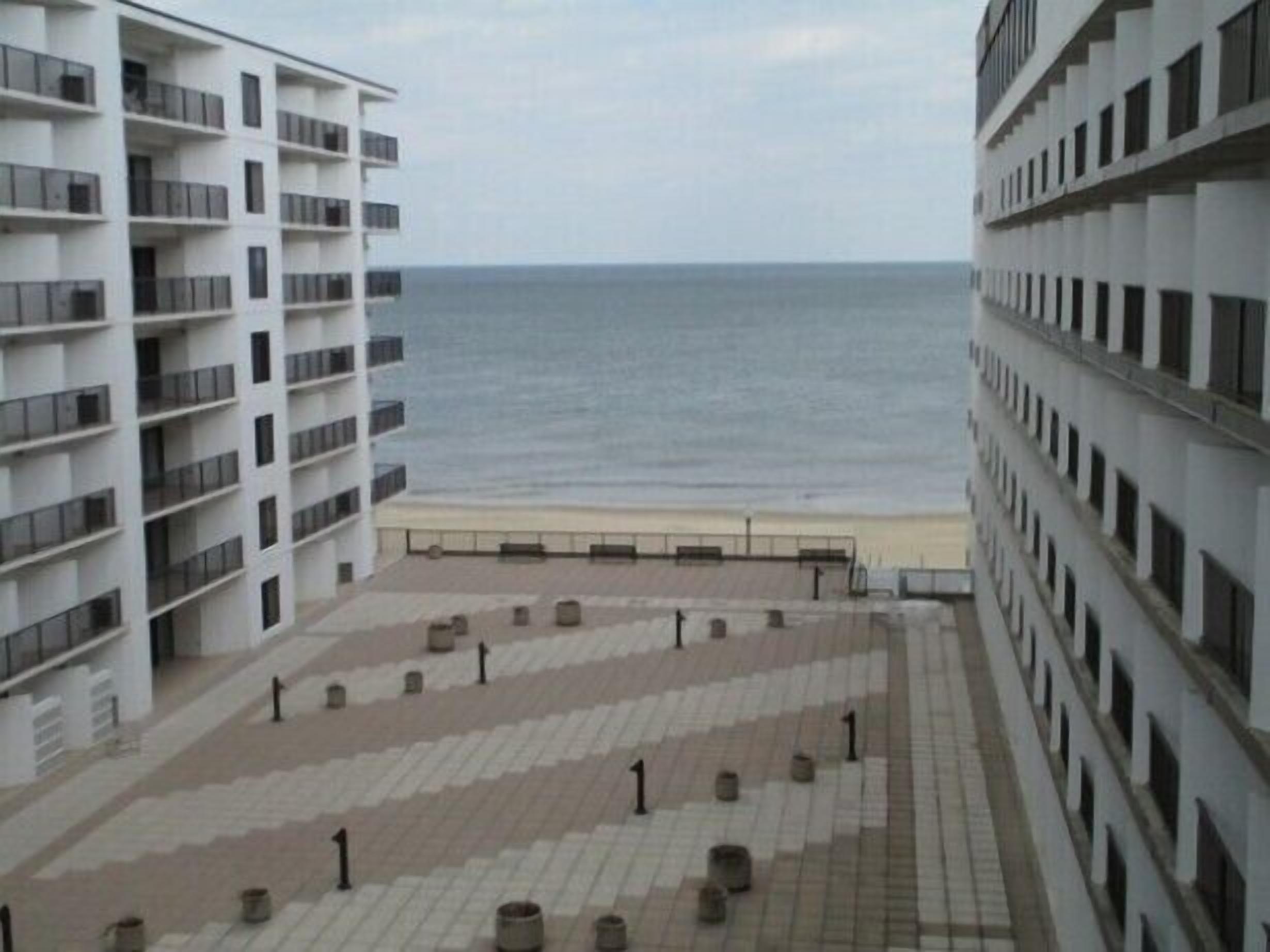 LINENS & DAILY ACTIVITIES INCLUDED*!.  OCEANFRONT/BOARDWALK BUILDING W/ROOFTOP POOL Light and bright, just right for a delightful vacation at the beach. One of the few 3 bedroom units offered at The Henlopen