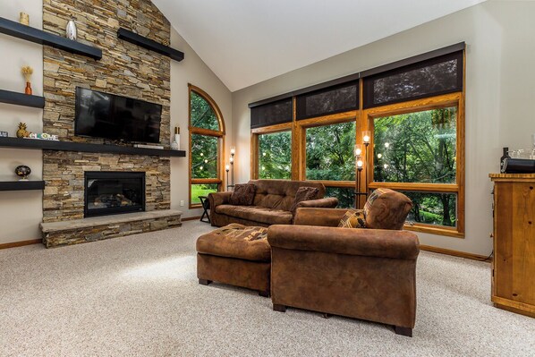 Flachbildfernseher, Kamin, DVD-Player, Tischfußball