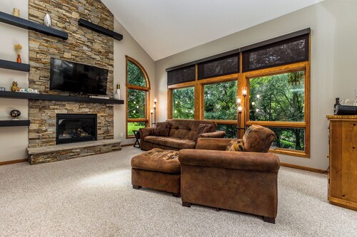 3 Story Retreat w / Ulkouima Hot Tub, Fire Pit, Loft - Lähellä altaita!