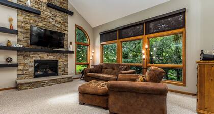 3 Story Retreat w / Ulkouima Hot Tub, Fire Pit, Loft - Lähellä altaita!