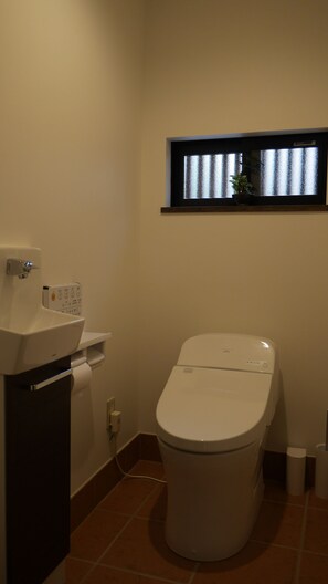 Villa | Bathroom | Shower, free toiletries, hair dryer, electronic bidet - Sennichi House (Kanazawa)