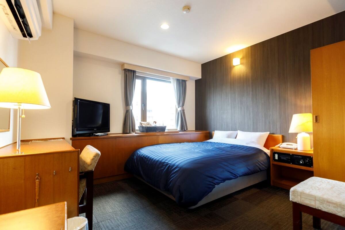 desk, iron/ironing board, free wifi