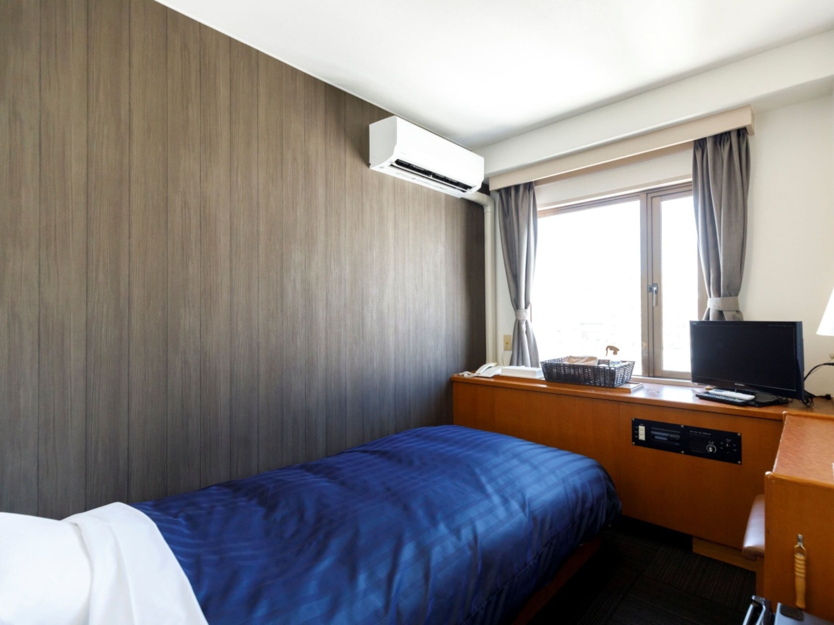 Escritorio, tabla de planchar con plancha y wifi gratis 