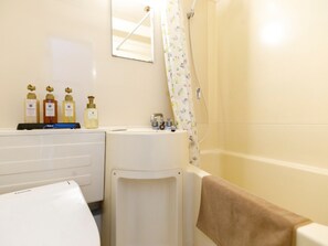 Habitación estándar con 2 camas individuales, para fumadores | Baño | Tina con regadera, amenidades de baño gratuitas, secadora de cabello