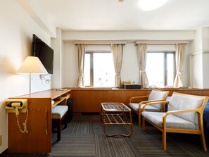 Deluxe Double Room, Non Smoking | Meja, seterika/papan seterika, Wi-fi percuma 