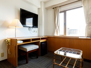 Deluxe Double Room, Non Smoking | Meja, seterika/papan seterika, Wi-fi percuma 