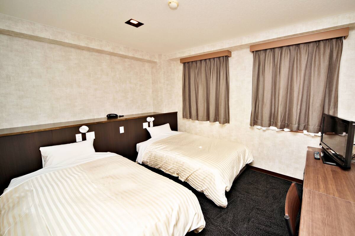 desk, iron/ironing board, free wifi