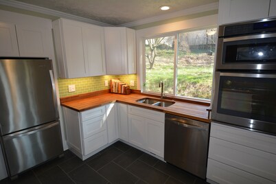 Short Walk Downtown - Stylish and Bright - Private Hot Tub