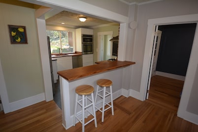 Short Walk Downtown - Stylish and Bright - Private Hot Tub