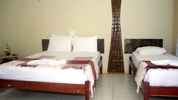 1 chambre, minibar, coffres-forts dans les chambres, bureau