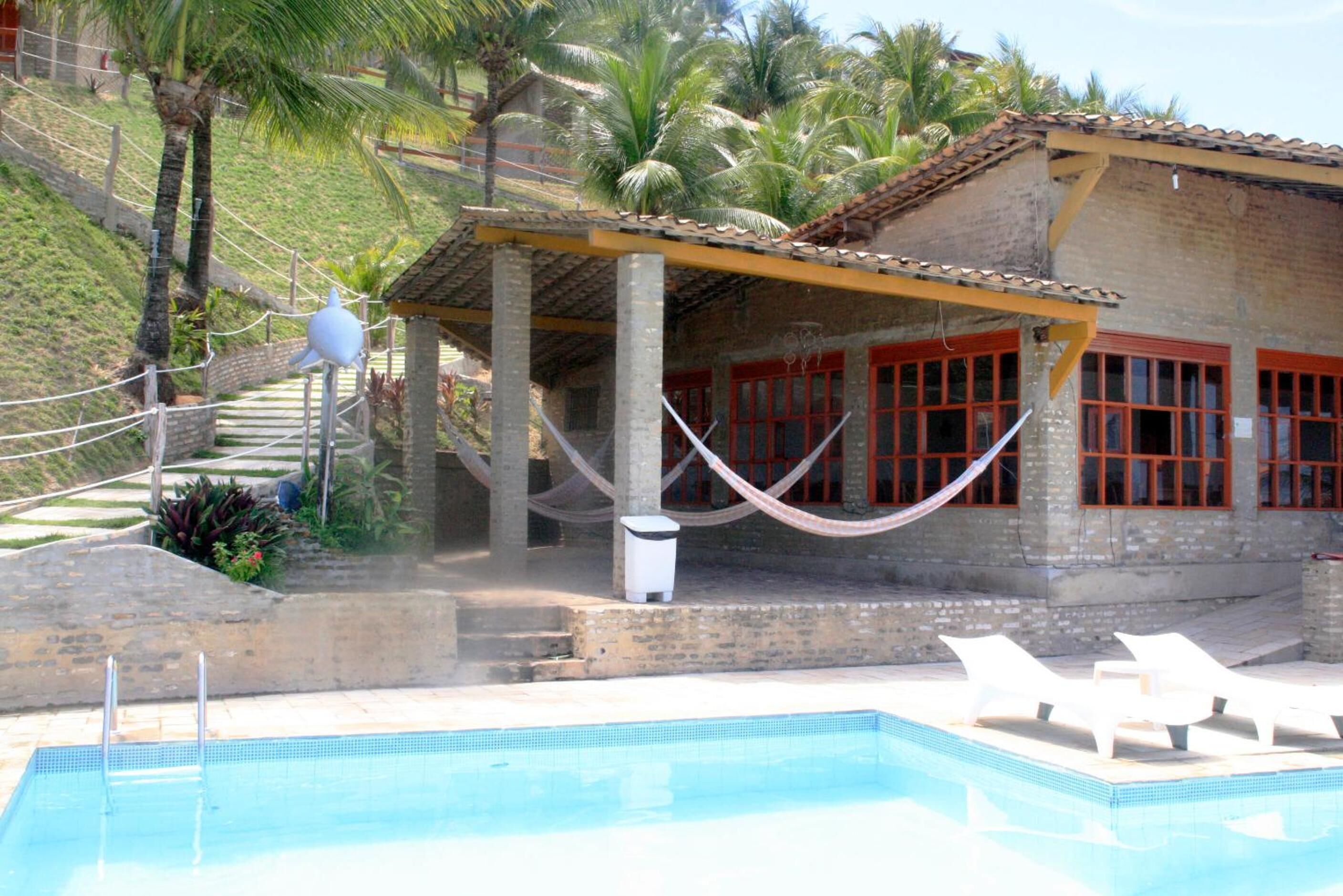 2 outdoor pools, pool loungers