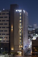 숙박 시설 정면 - 저녁/밤
