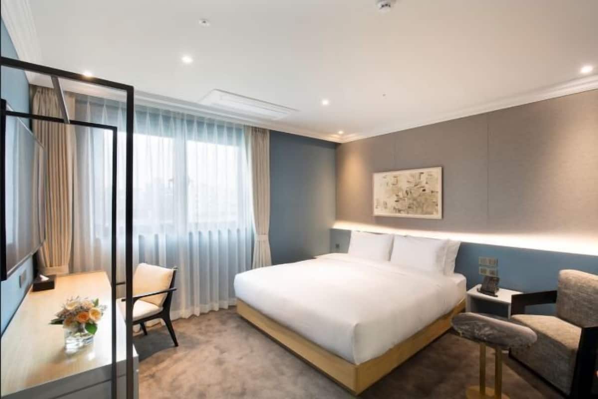Premium bedding, in-room safe, desk, blackout curtains