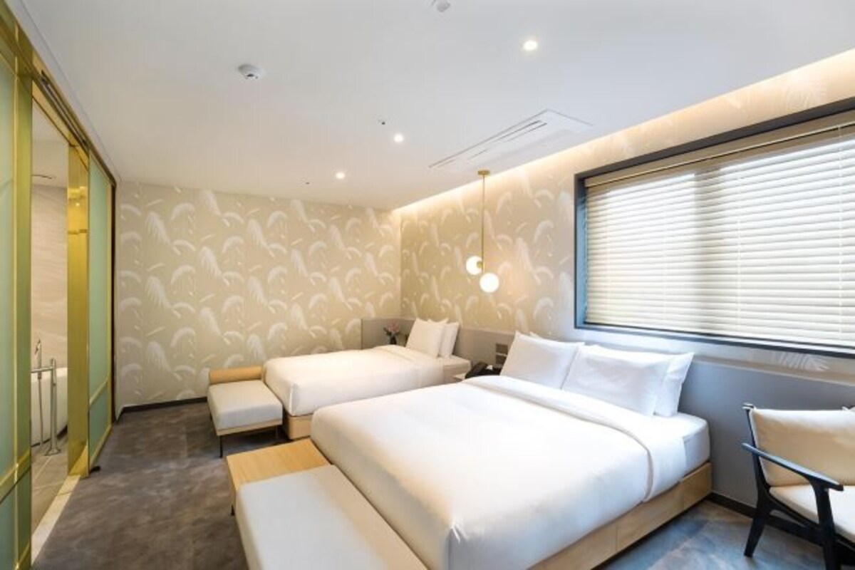 Premium bedding, in-room safe, desk, blackout drapes