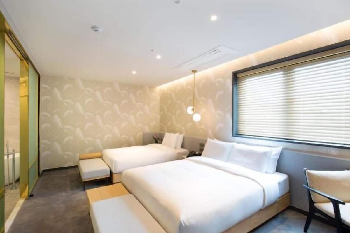 Premium bedding, in-room safe, desk, blackout curtains