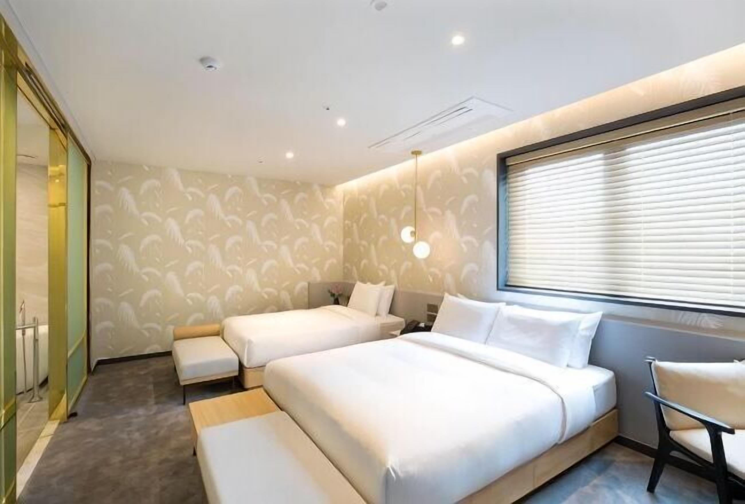 Premium bedding, in-room safe, desk, blackout drapes