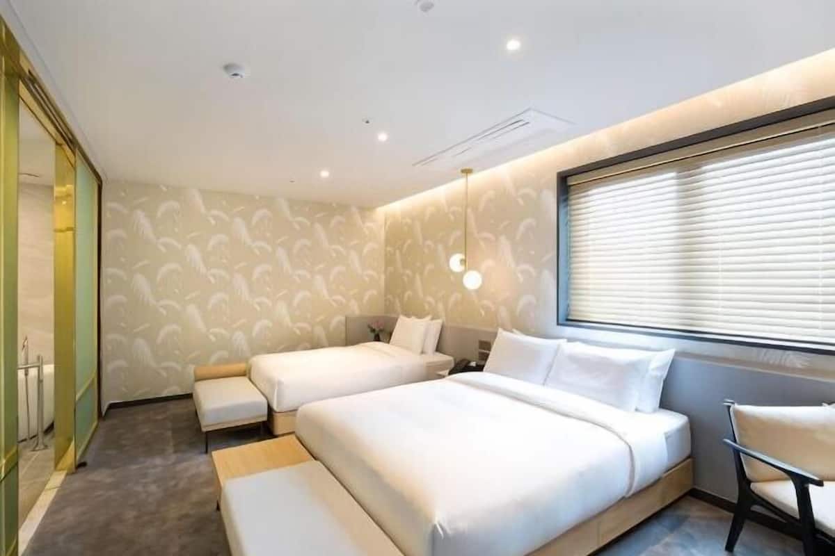 Premium bedding, in-room safe, desk, blackout drapes