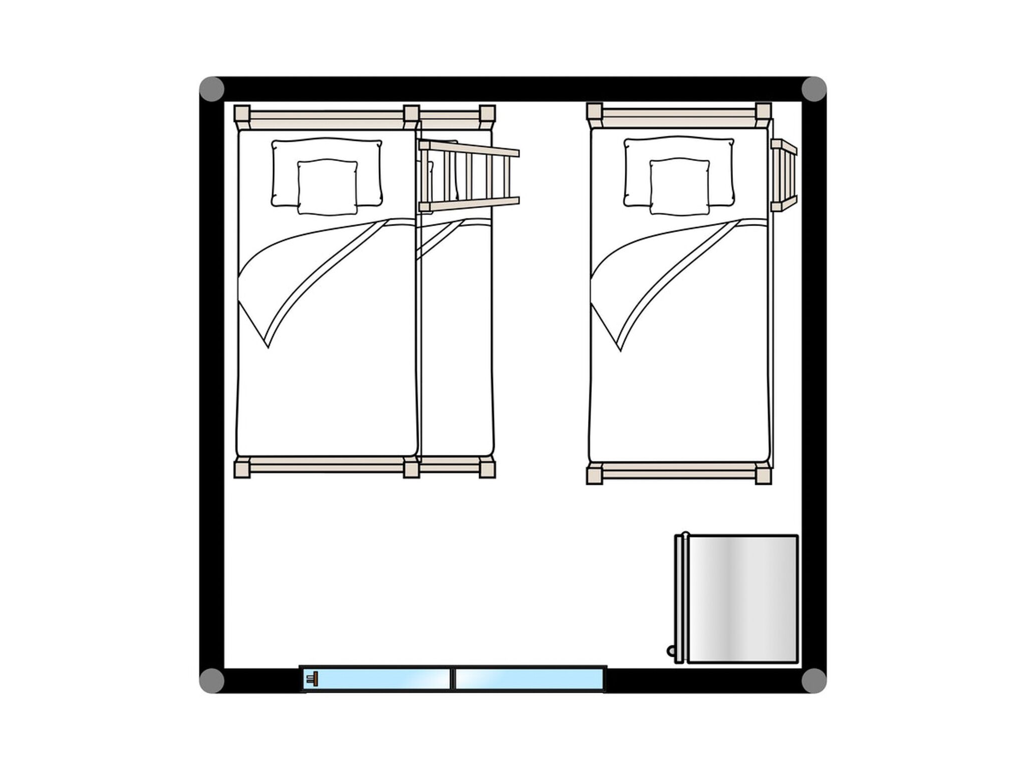 Plano de una habitación de hotel con dos camas, un baño y una pequeña zona de estar.