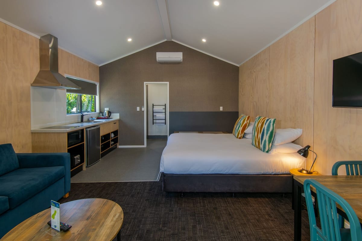 Suite estudio ejecutiva, 1 cama de matrimonio grande con sofá cama | 1 dormitorio y ropa de cama de alta calidad