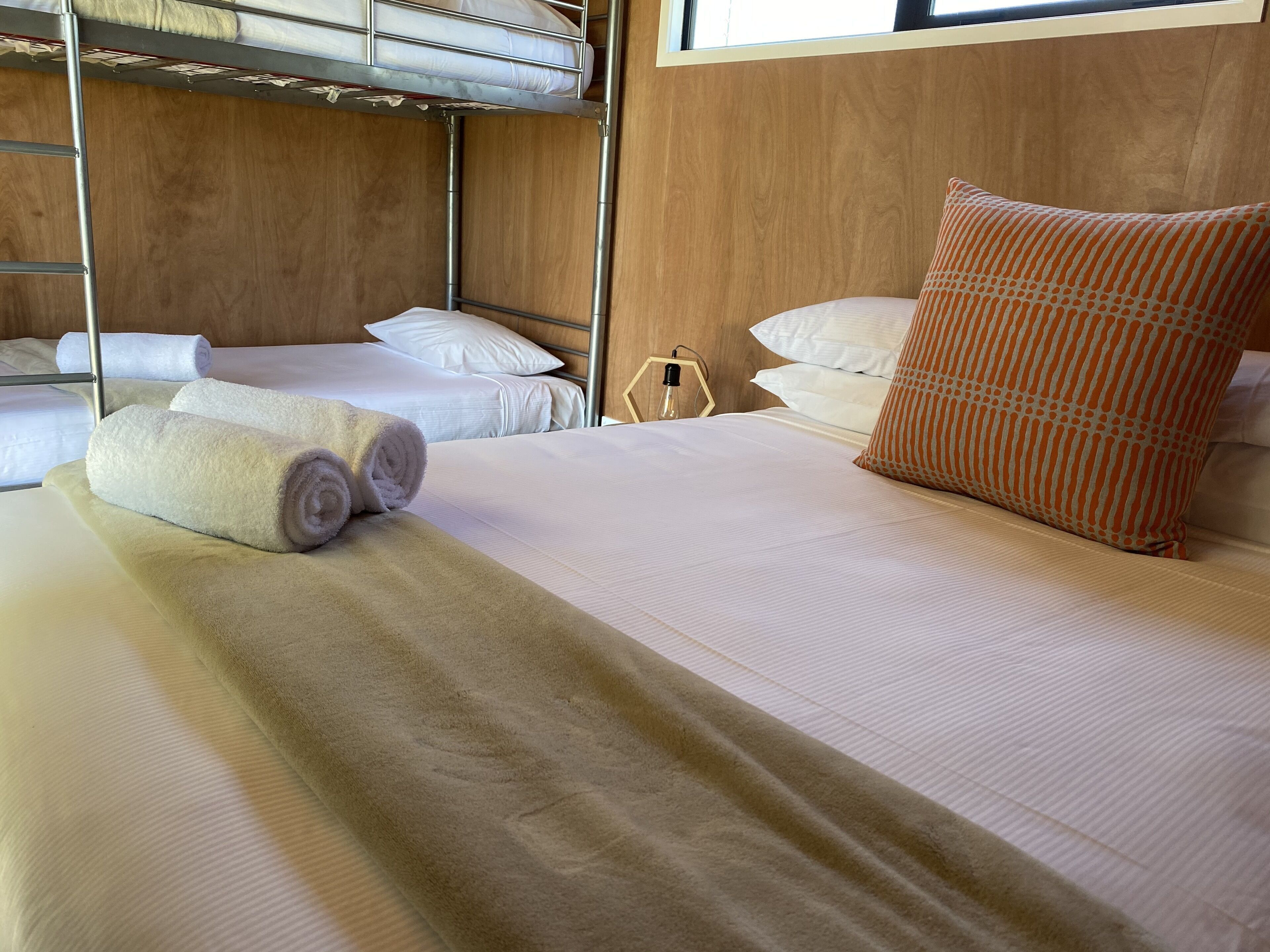 Ropa de cama de alta calidad y camas con pillow-top 