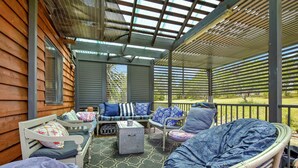 A covered porch with outdoor furniture, a patterned rug, and a view of the outdoors. - Silver Springs Cottage Hunter Valley Retreat (Rothbury)
