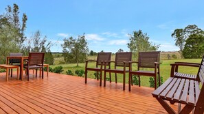 Outdoor dining - Silver Springs (4br) Cottage, with Wifi, Views, Olives and Space (Rothbury)