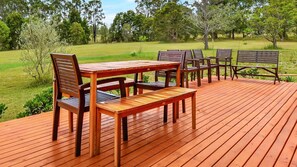 Outdoor dining - Silver Springs (4br) Cottage, with Wifi, Views, Olives and Space (Rothbury)