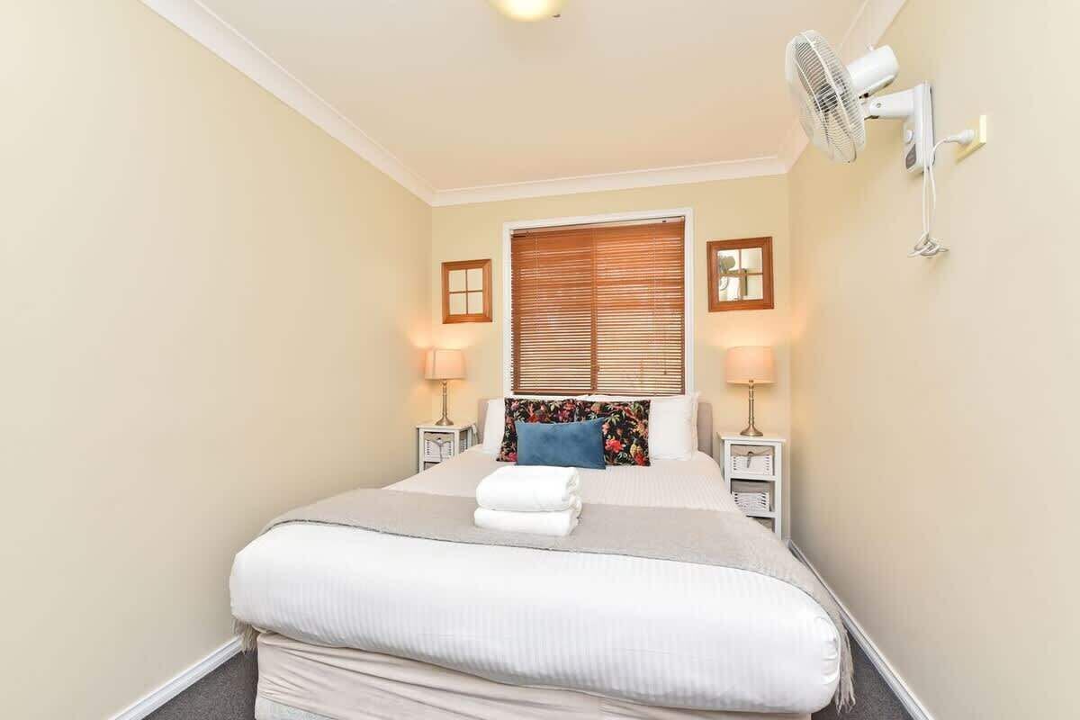 4 dormitoris, planxa i posts de planxar, wifi i roba de llit 