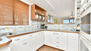 Fridge, microwave, oven, dishwasher - Silver Springs Cottage Hunter Valley Retreat (Rothbury)