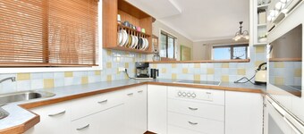 Silver Springs (4br) Cottage, with Wifi, Views, Olives and Space