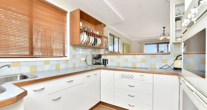 Silver Springs (4br) Cottage, with Wifi, Views, Olives and Space