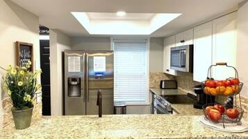 Frigorífico, microondas, horno y placa de cocina